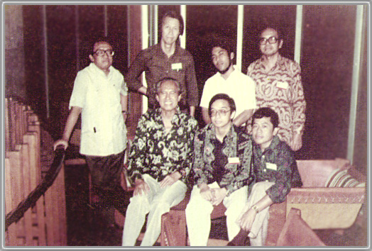 Menghadiri Konker I - IDPI (Berdiri: Dr Umar W, Dr Erwin P, Dr Tabrani Rab, Dr Syakur Gani) dan (Duduk: Dr HAA Noor, Dr Hadiarto M, Dr Rasjid Piarah)