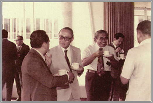 Waktu coffee-break pada Konker I - IDPI tanggal 12 Desember 1975 di Hotel Horizon. Tampak hadir Prof Mahar Mardjono dan alm Dr Soegondho.